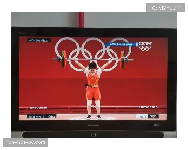 侯志慧赛前吃香蕉被拍，网友：这姐举重完顺手能拎走超市水果区