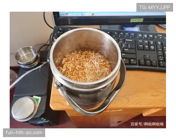 拉莫斯早餐桌上摆三瓶香槟，我这碗泡面瞬间没味了